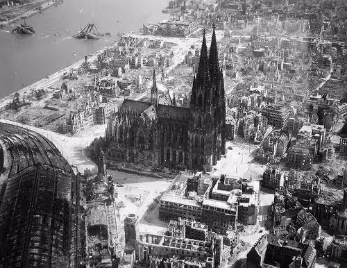 la cattedrale di Colonia tra le macerie