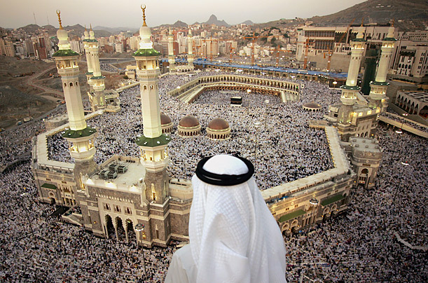 una foto di La Mecca piena di pellegrini