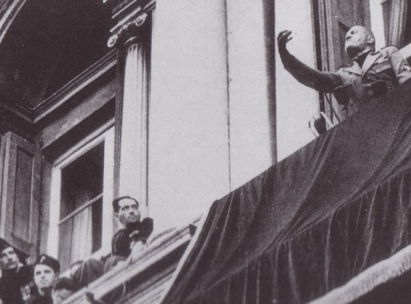 Mussolini al balcone